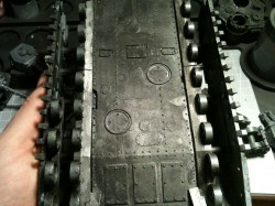 An der Bodenplatte kann man die Lücken noch erkennen. In den Seitenschächten befinden sich die vorhandenen Laufrollen, fehlende Räder werden später durch einen Resinbausatz ersetzt.
