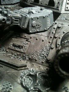 Nun setzte ich das Oberteil der Wanne auf den Panzer und modellierte sie anschließend.